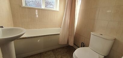 Room in Guest Room - Nice Large Room in Coventry
