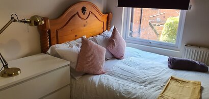 Room in Guest Room - Nice Large Room in Coventry