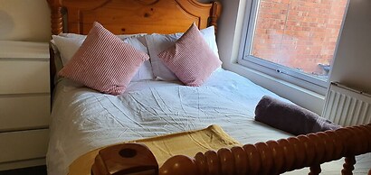 Room in Guest Room - Bright Nice Room in Coventry