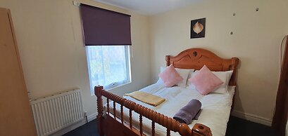 Room in Guest Room - Bright Nice Room in Coventry