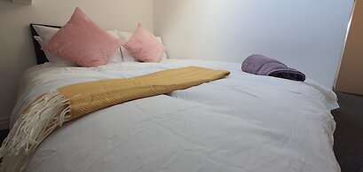 Room in Guest Room - Bright Nice Room in Coventry