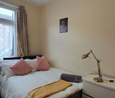 Room in Guest Room - Bright Nice Room in Coventry