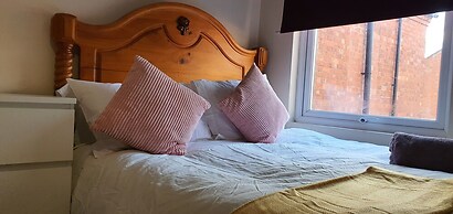 Room in Guest Room - Bright Nice Room in Coventry