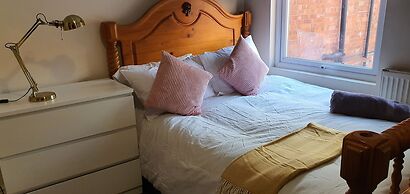 Room in Guest Room - Bright Nice Room in Coventry