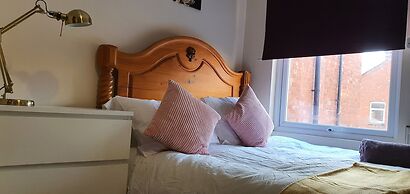 Room in Guest Room - Comfortable Size Room in Coventry