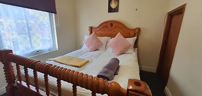Room in Guest Room - Comfortable Size Room in Coventry