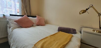 Room in Guest Room - Comfortable Size Room in Coventry