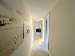 Exclusive Condo 10 Min to the Beach