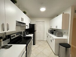 Exclusive Condo 10 Min to the Beach
