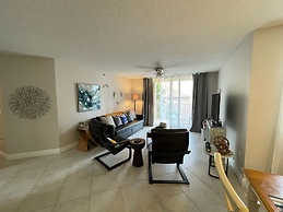 Exclusive Condo 10 Min to the Beach