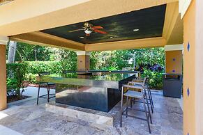 Exclusive Condo 10 Min to the Beach