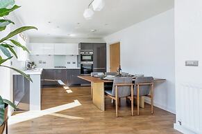 Luxurious 4 BH Home Near Willen Lake Ideal for Families & Business Sta