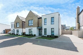 Luxurious 4 BH Home Near Willen Lake Ideal for Families & Business Sta