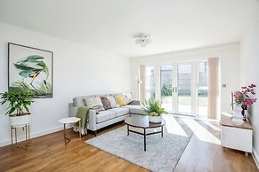 Luxurious 4 BH Home Near Willen Lake Ideal for Families & Business Sta