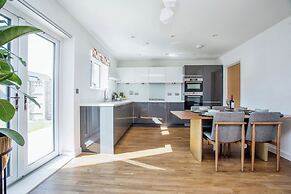 Luxurious 4 BH Home Near Willen Lake Ideal for Families & Business Sta