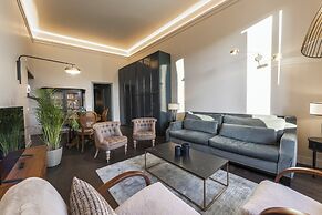 Luxury River View Apartment by MMega