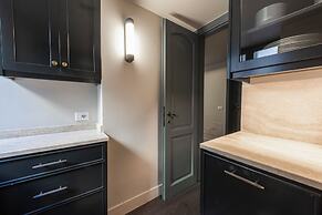 Luxury River View Apartment by MMega