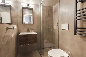 Luxury River View Apartment by MMega