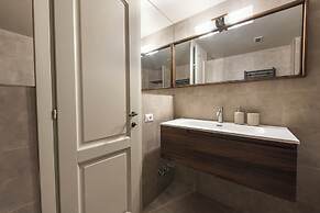 Luxury River View Apartment by MMega