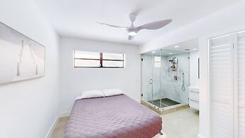 Villa Shapira 6BR Luxurious Designer Home With Heated Pool