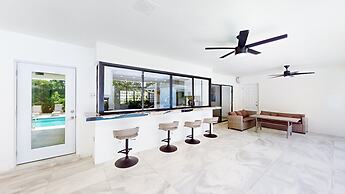 Villa Shapira 6BR Luxurious Designer Home With Heated Pool