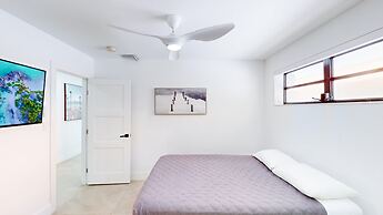 Villa Shapira 6BR Luxurious Designer Home With Heated Pool