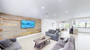 Villa Shapira 6BR Luxurious Designer Home With Heated Pool