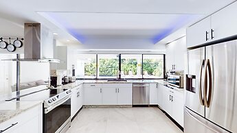 Villa Shapira 6BR Luxurious Designer Home With Heated Pool