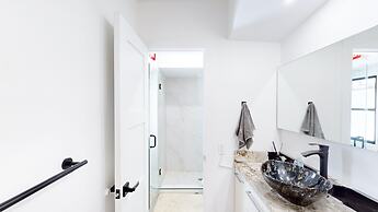 Villa Shapira 6BR Luxurious Designer Home With Heated Pool