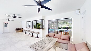 Villa Shapira 6BR Luxurious Designer Home With Heated Pool