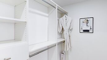 Villa Shapira 6BR Luxurious Designer Home With Heated Pool