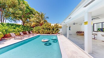 Villa Shapira 6BR Luxurious Designer Home With Heated Pool