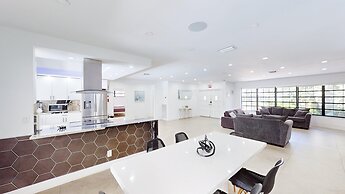 Villa Shapira 6BR Luxurious Designer Home With Heated Pool