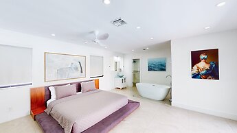 Villa Shapira 6BR Luxurious Designer Home With Heated Pool