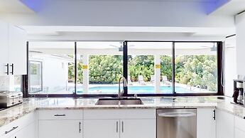 Villa Shapira 6BR Luxurious Designer Home With Heated Pool