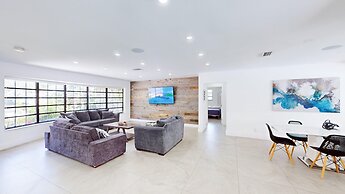 Villa Shapira 6BR Luxurious Designer Home With Heated Pool