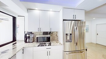 Villa Shapira 6BR Luxurious Designer Home With Heated Pool