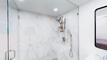 Villa Shapira 6BR Luxurious Designer Home With Heated Pool