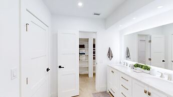 Villa Shapira 6BR Luxurious Designer Home With Heated Pool