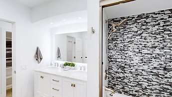 Villa Shapira 6BR Luxurious Designer Home With Heated Pool