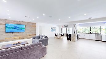 Villa Shapira 6BR Luxurious Designer Home With Heated Pool