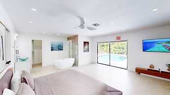 Villa Shapira 6BR Luxurious Designer Home With Heated Pool