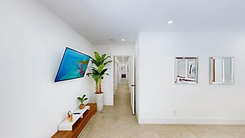 Villa Shapira 6BR Luxurious Designer Home With Heated Pool