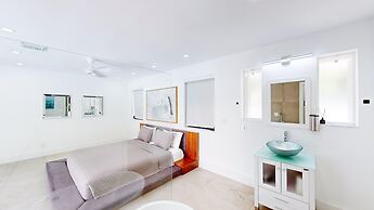 Villa Shapira 6BR Luxurious Designer Home With Heated Pool