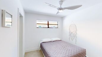 Villa Shapira 6BR Luxurious Designer Home With Heated Pool