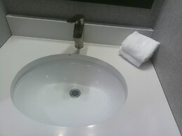 Red Roof PLUS+ Brooklyn - 3rd Ave