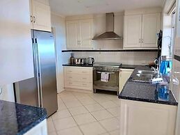 The Ultimate Poolside Escape - Pet Friendly