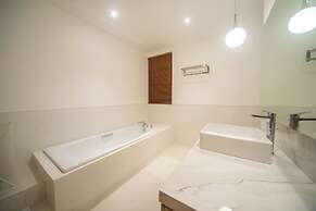 Luxury 4 Bedroom Bella Vista Villa