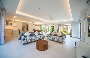 Luxury 4 Bedroom Bella Vista Villa