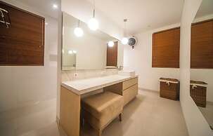 Luxury 4 Bedroom Bella Vista Villa